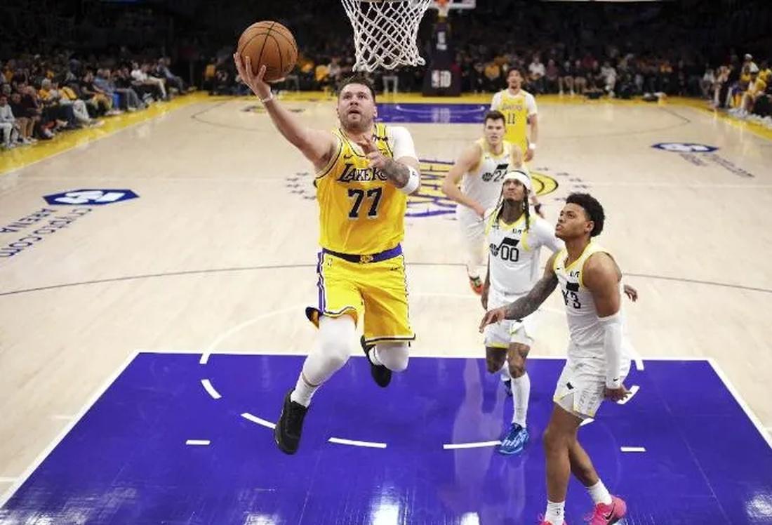 黄蜂横扫雄鹿,拉塞尔爆发神勇的简单介绍 黄蜂横扫雄鹿,拉塞尔爆发神勇的简单介绍