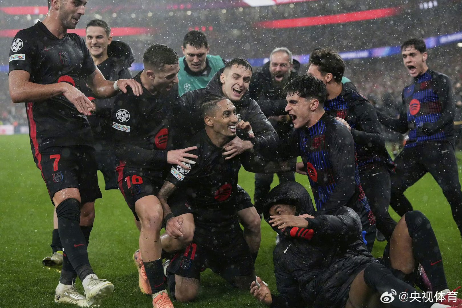 包含巴塞罗那再度获胜，淘汰赛名额临近的词条