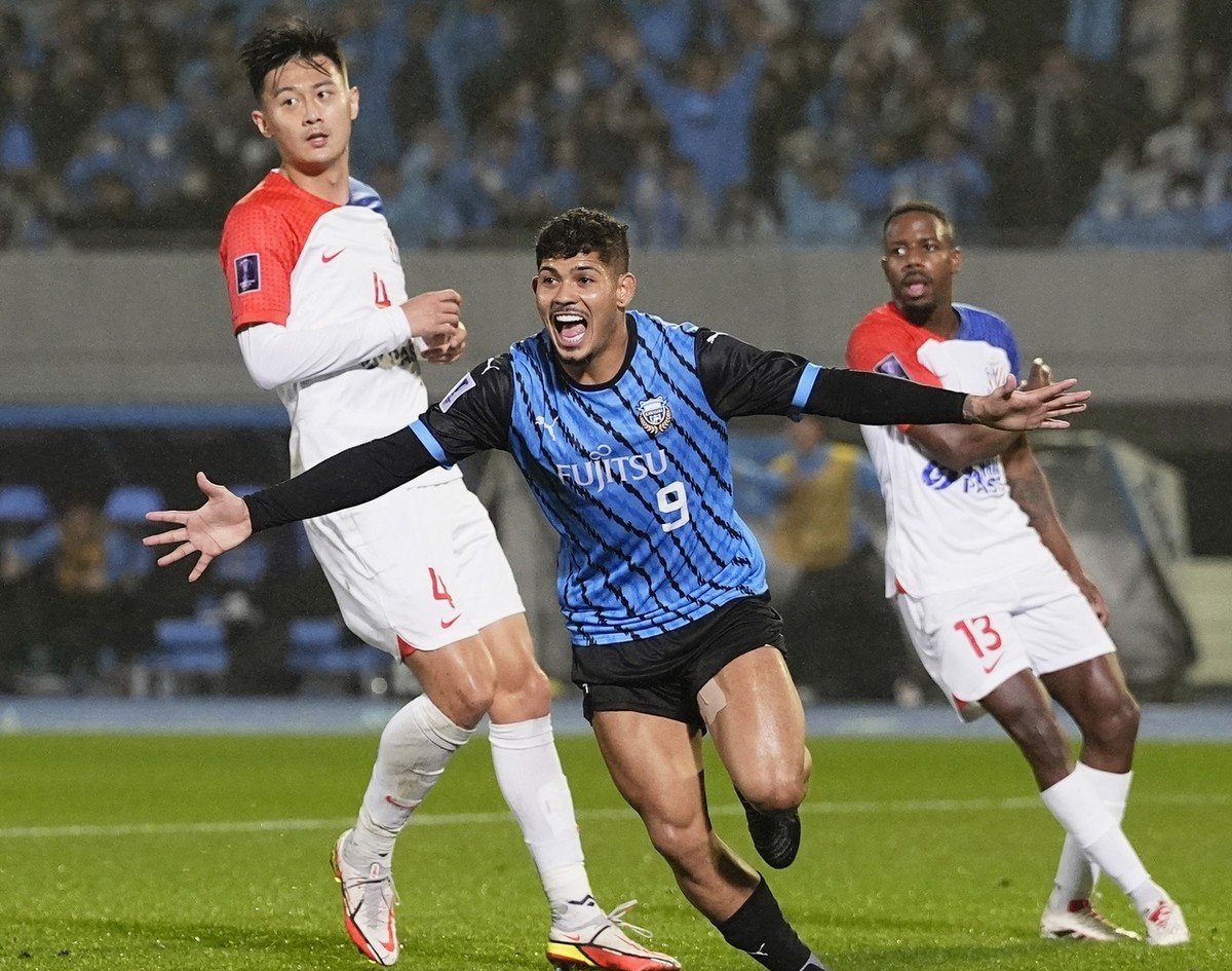 亚冠比赛热度持续攀升,中东球队捧起荣誉之杯 亚冠比赛热度持续攀升,中东球队捧起荣誉之杯