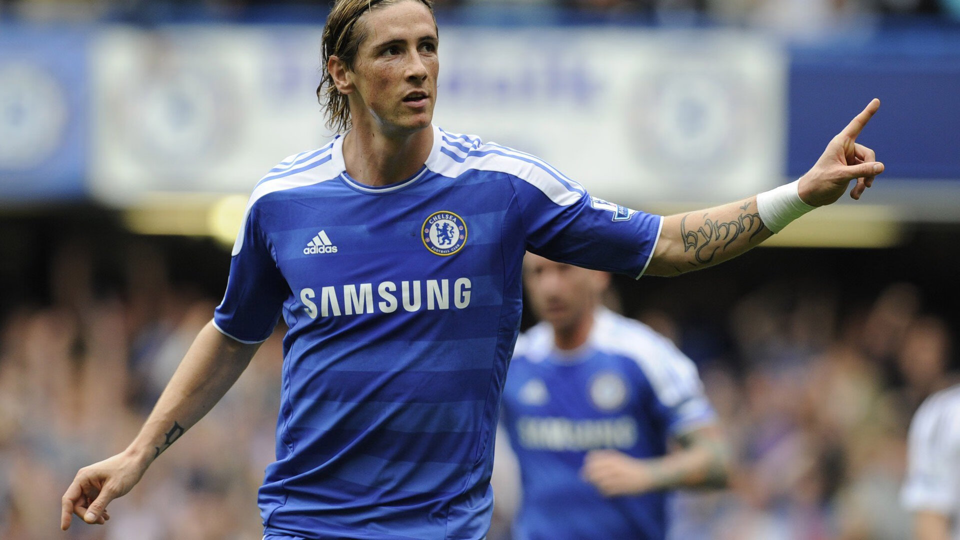 德甲争冠战之夜,阿劳霍关键时刻站出来—铁卫一锤定音,拜仁王朝的裂缝与新生